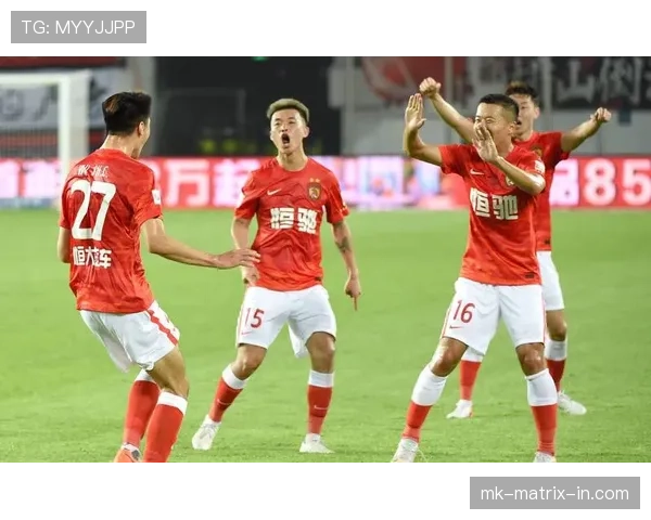 广州足球俱乐部近两场中超赛程调整,赛场攻防转换有待平衡。 广州足球俱乐部近两场中超赛程调整,赛场攻防转换有待平衡。